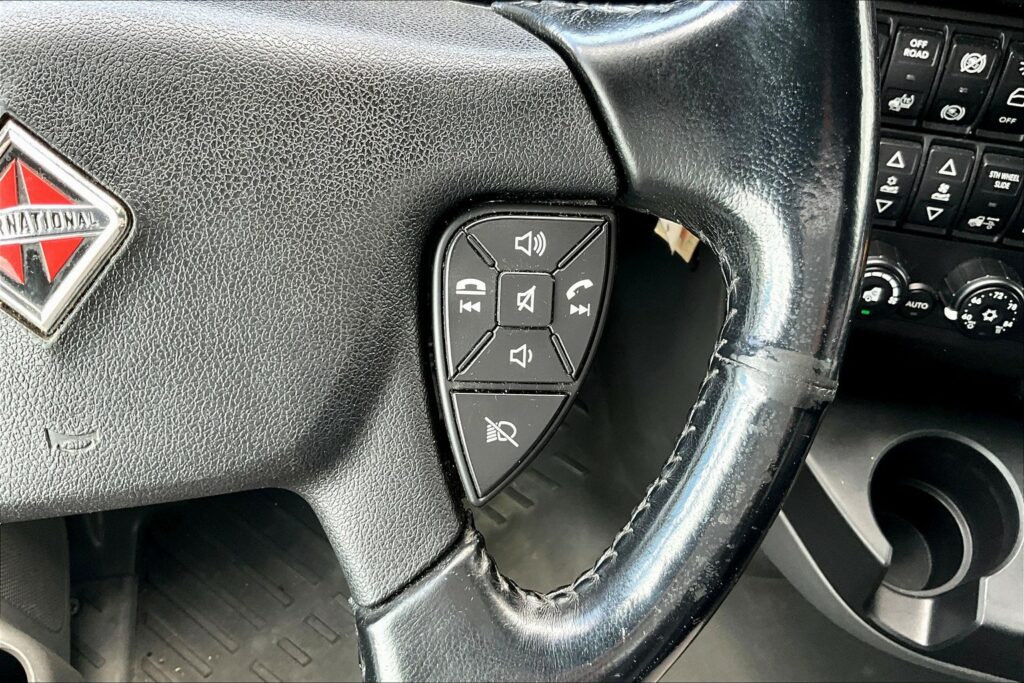 2021 CUM LT625 6×4 Sleeper