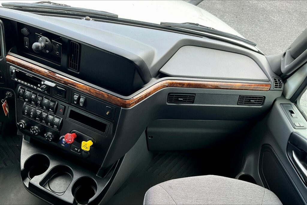 2021 CUM LT625 6×4 Sleeper