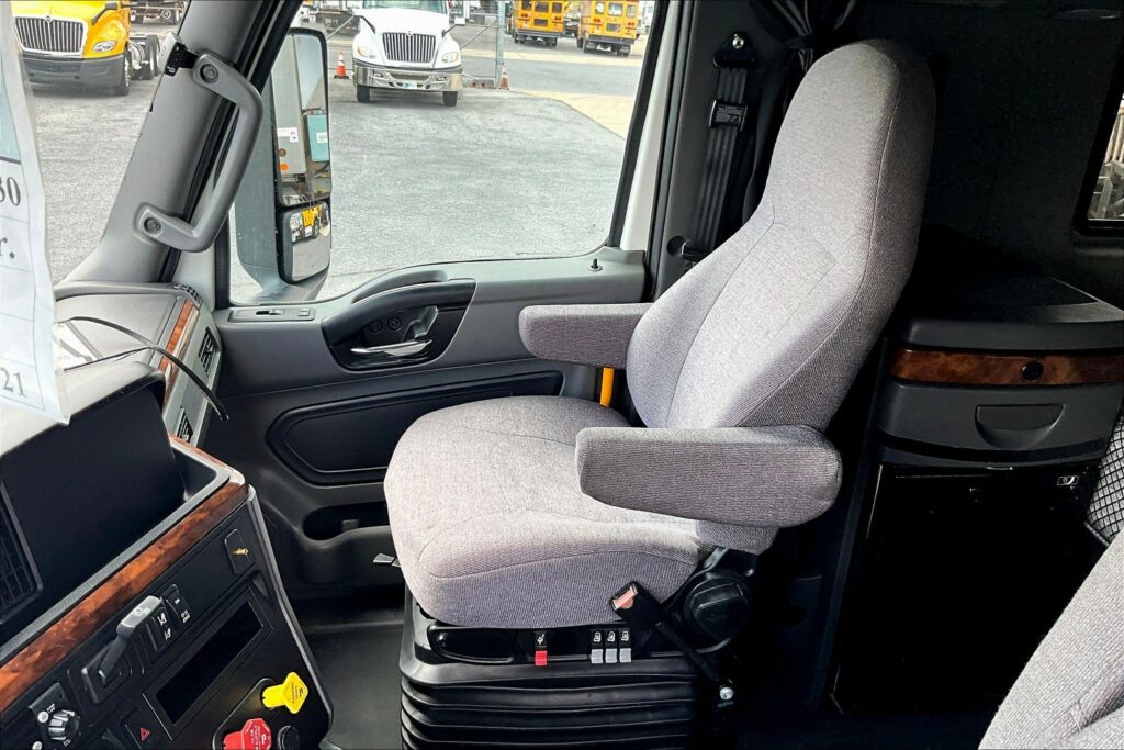 2021 CUM LT625 6×4 Sleeper