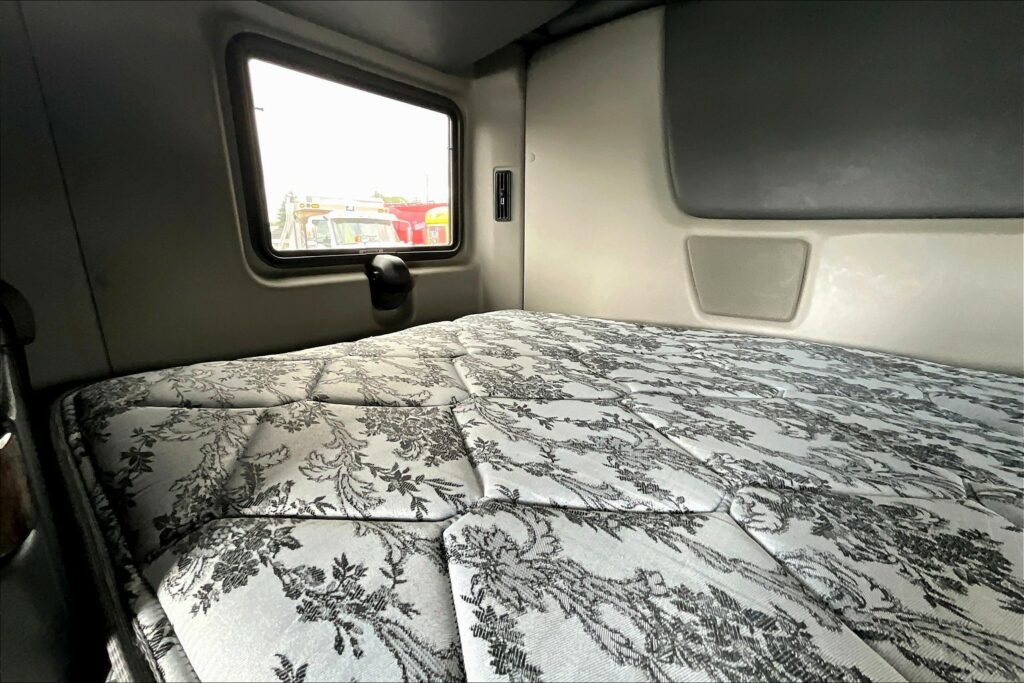 2021 CUM LT625 6×4 Sleeper