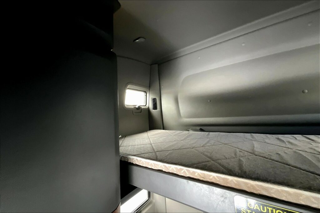 2021 CUM LT625 6×4 Sleeper