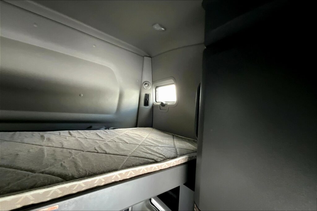 2021 CUM LT625 6×4 Sleeper