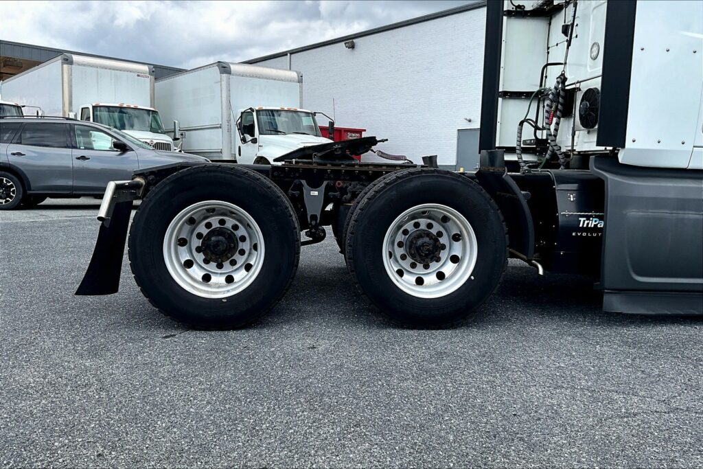 2021 CUM LT625 6×4 Sleeper