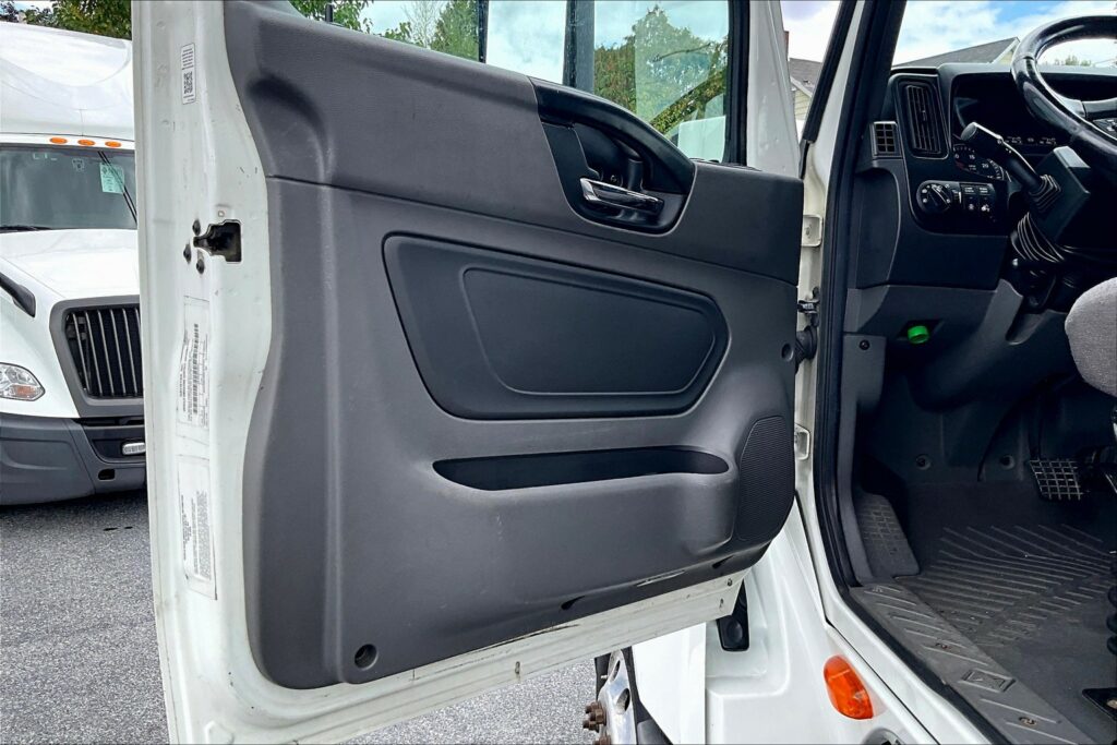 2021 CUM LT625 6×4 Sleeper