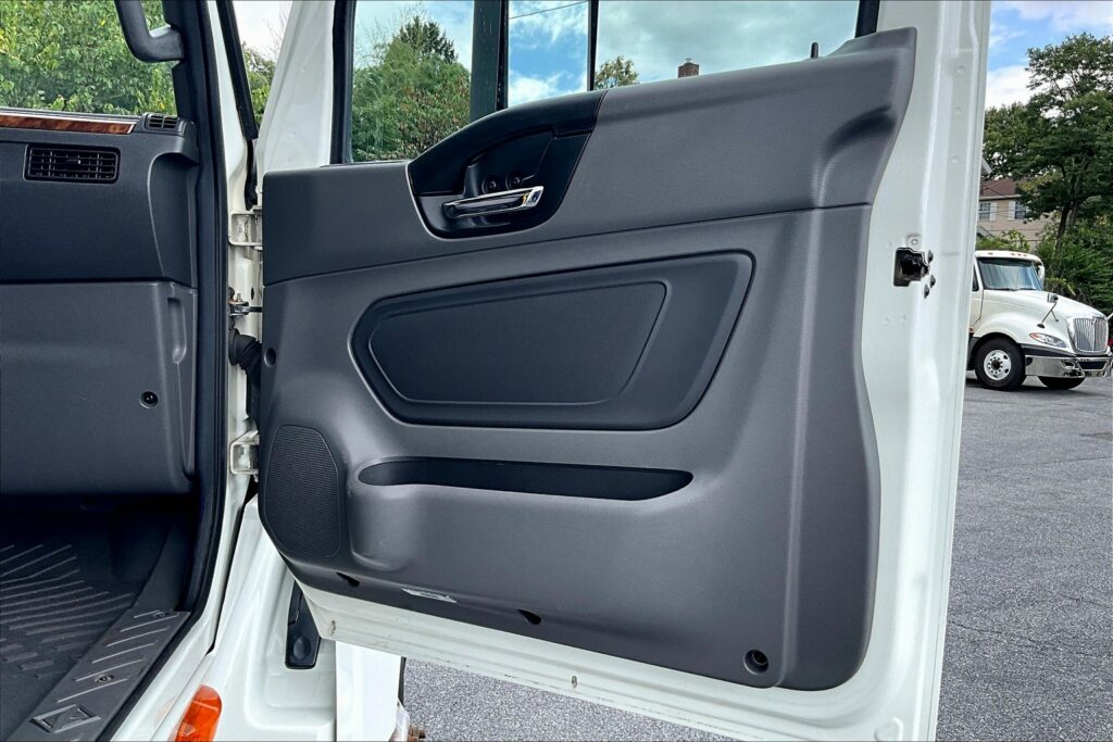 2021 CUM LT625 6×4 Sleeper