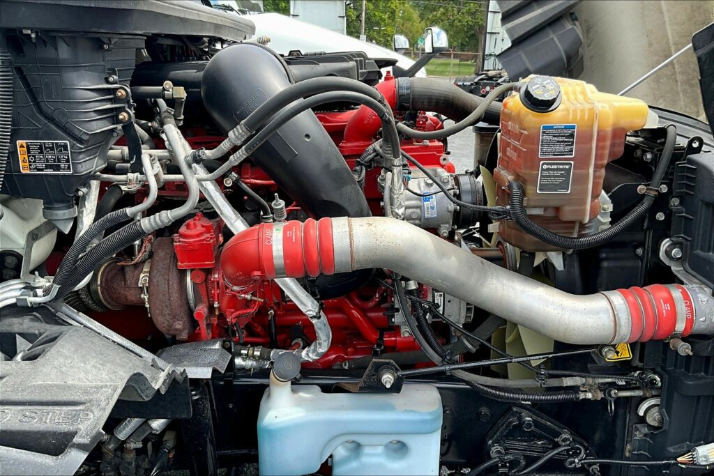 2021 CUM LT625 6×4 Sleeper