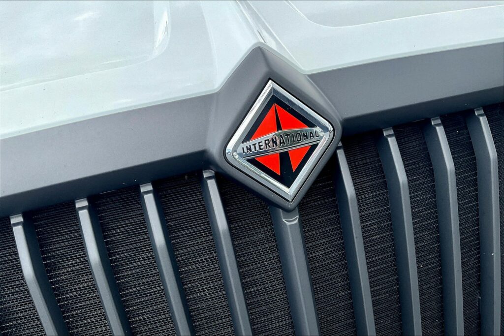 2021 CUM LT625 6×4 Sleeper