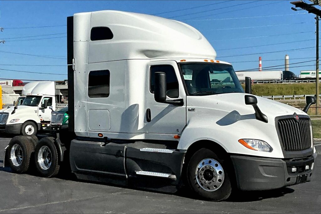 2021 CUM LT625 6×4 Sleeper