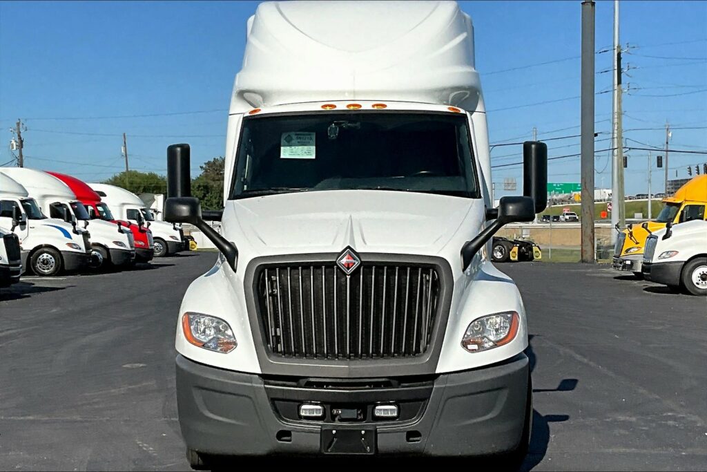 2021 CUM LT625 6×4 Sleeper