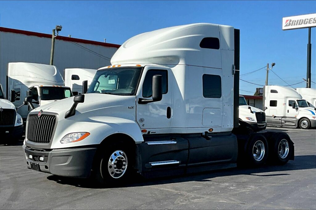 2021 CUM LT625 6×4 Sleeper