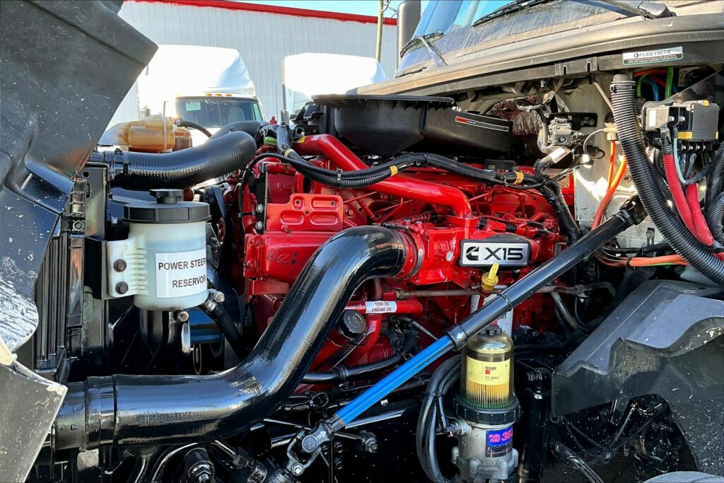 2021 CUM LT625 6×4 Sleeper