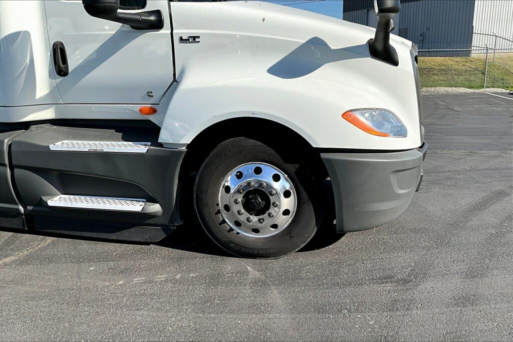 2021 CUM LT625 6×4 Sleeper