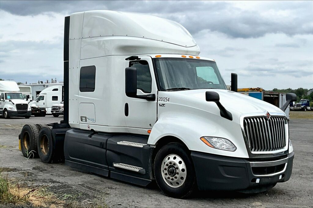 2023 CUM LT625 6X4 Sleeper