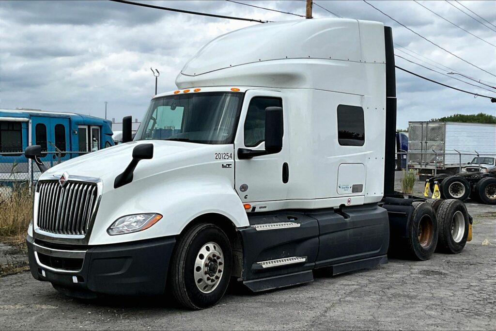 2023 CUM LT625 6X4 Sleeper