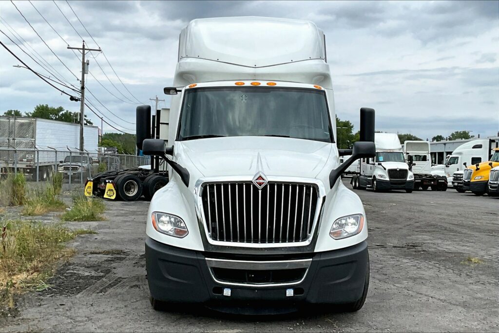 2023 CUM LT625 6X4 Sleeper