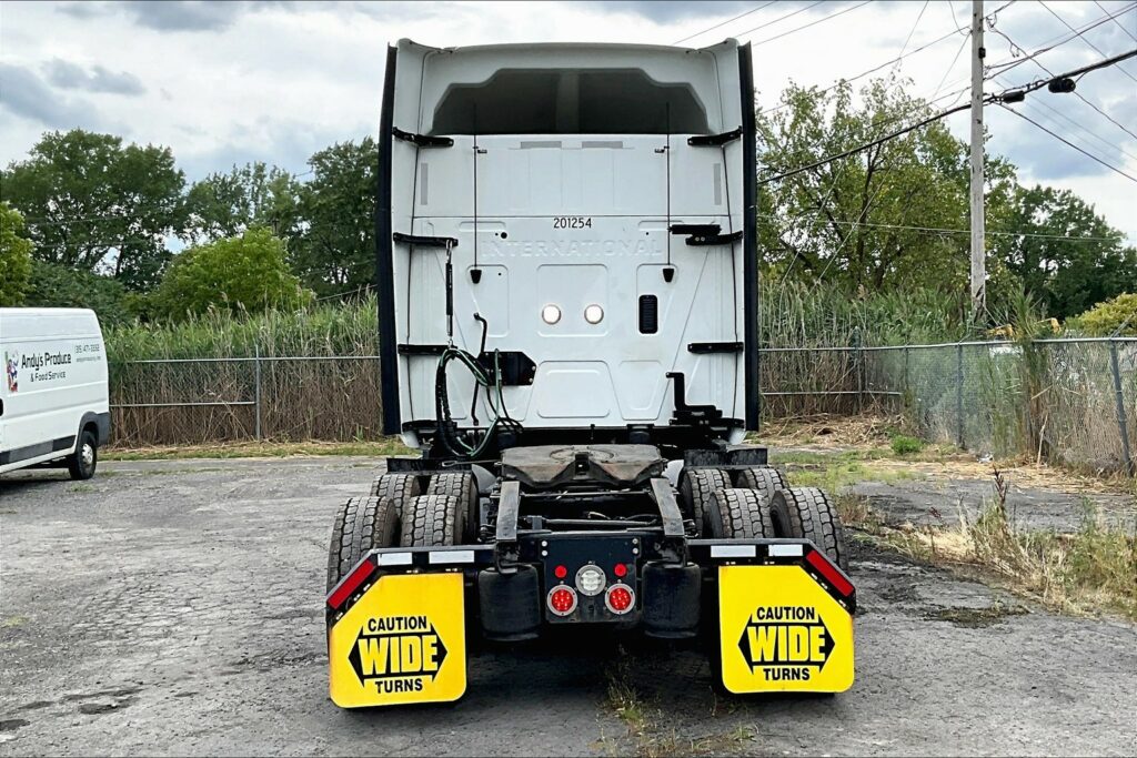 2023 CUM LT625 6X4 Sleeper