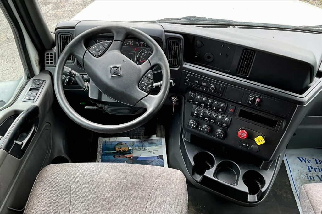 2023 CUM LT625 6X4 Sleeper