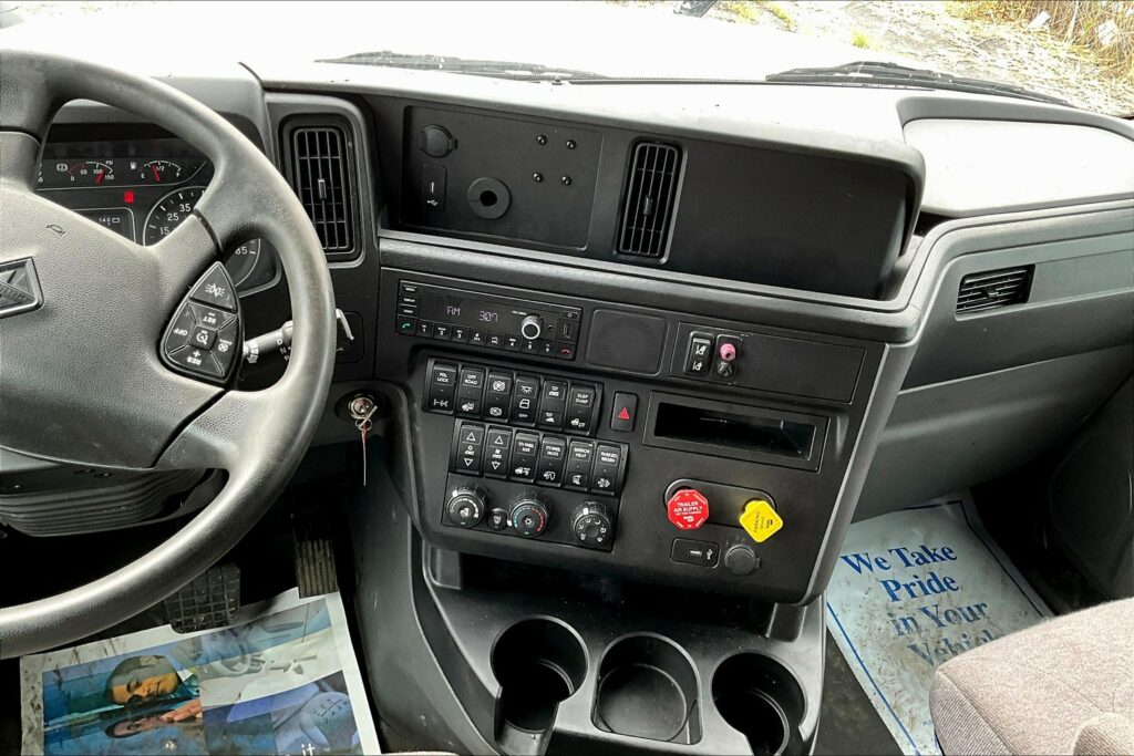 2023 CUM LT625 6X4 Sleeper