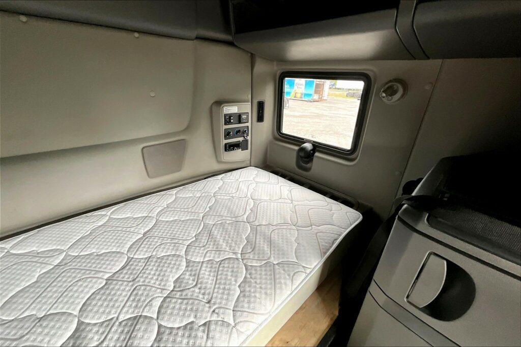 2023 CUM LT625 6X4 Sleeper