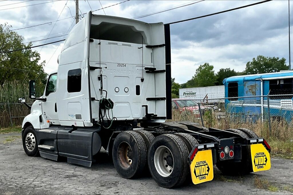 2023 CUM LT625 6X4 Sleeper