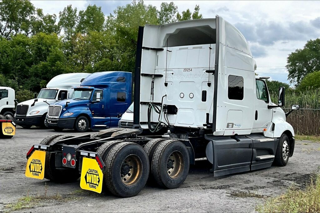 2023 CUM LT625 6X4 Sleeper