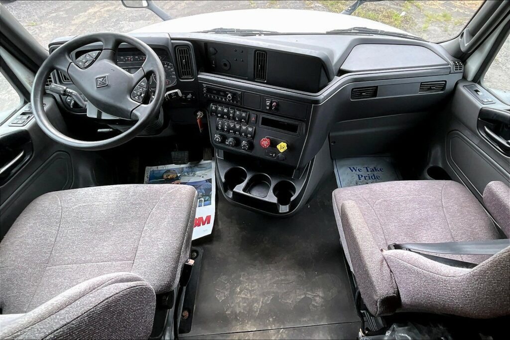 2023 CUM LT625 6X4 Sleeper