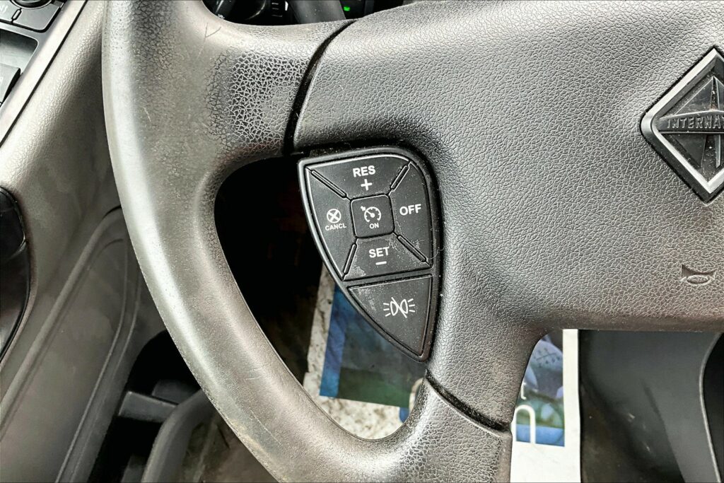 2023 CUM LT625 6X4 Sleeper