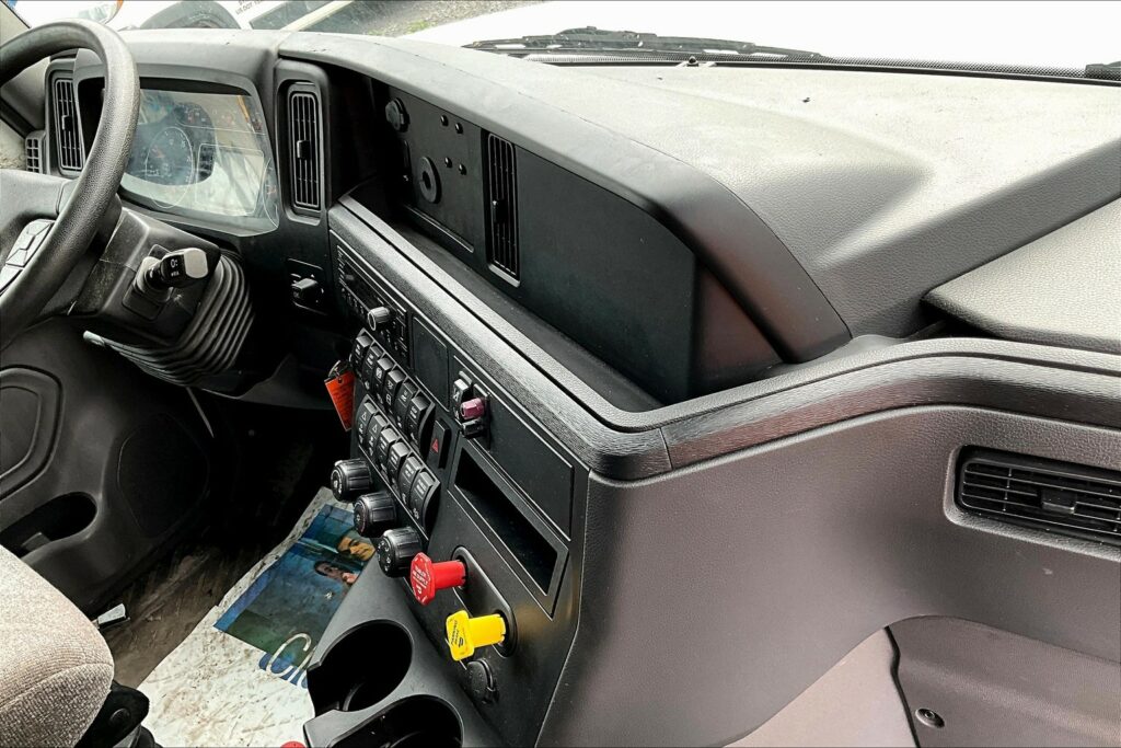 2023 CUM LT625 6X4 Sleeper