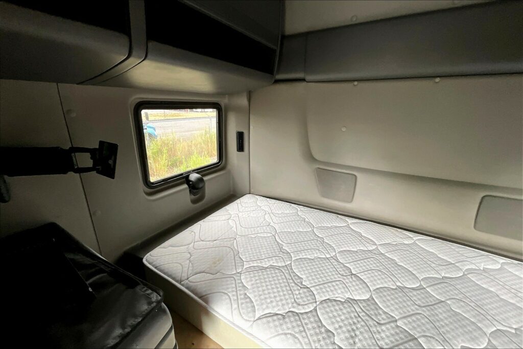 2023 CUM LT625 6X4 Sleeper