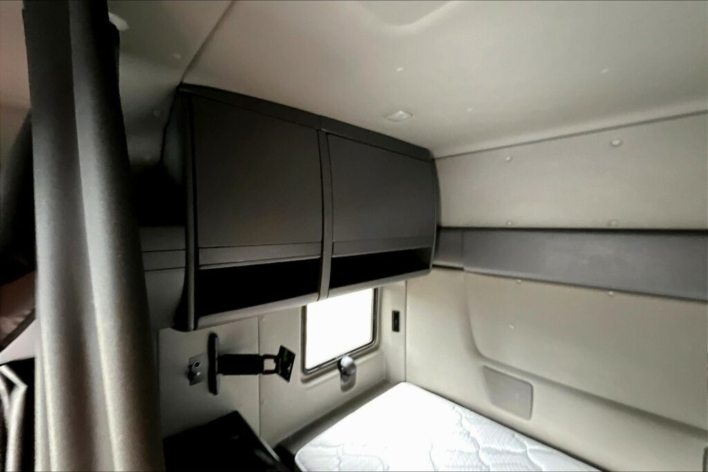 2023 CUM LT625 6X4 Sleeper