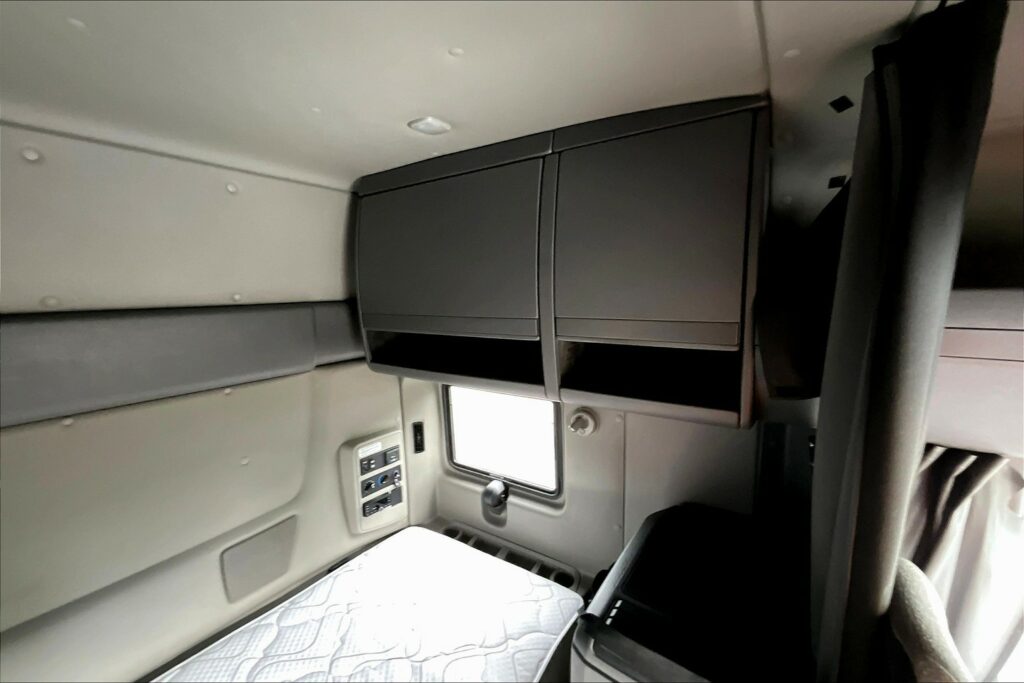 2023 CUM LT625 6X4 Sleeper