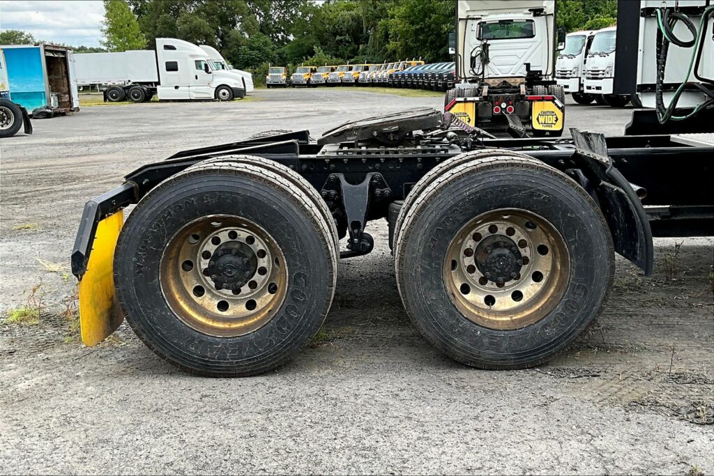 2023 CUM LT625 6X4 Sleeper