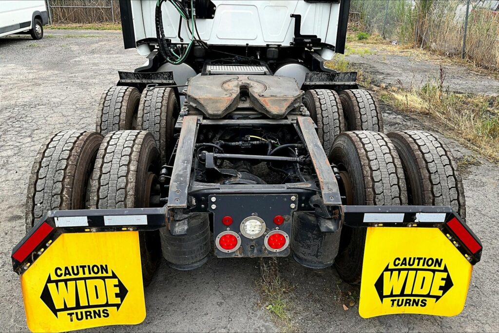 2023 CUM LT625 6X4 Sleeper