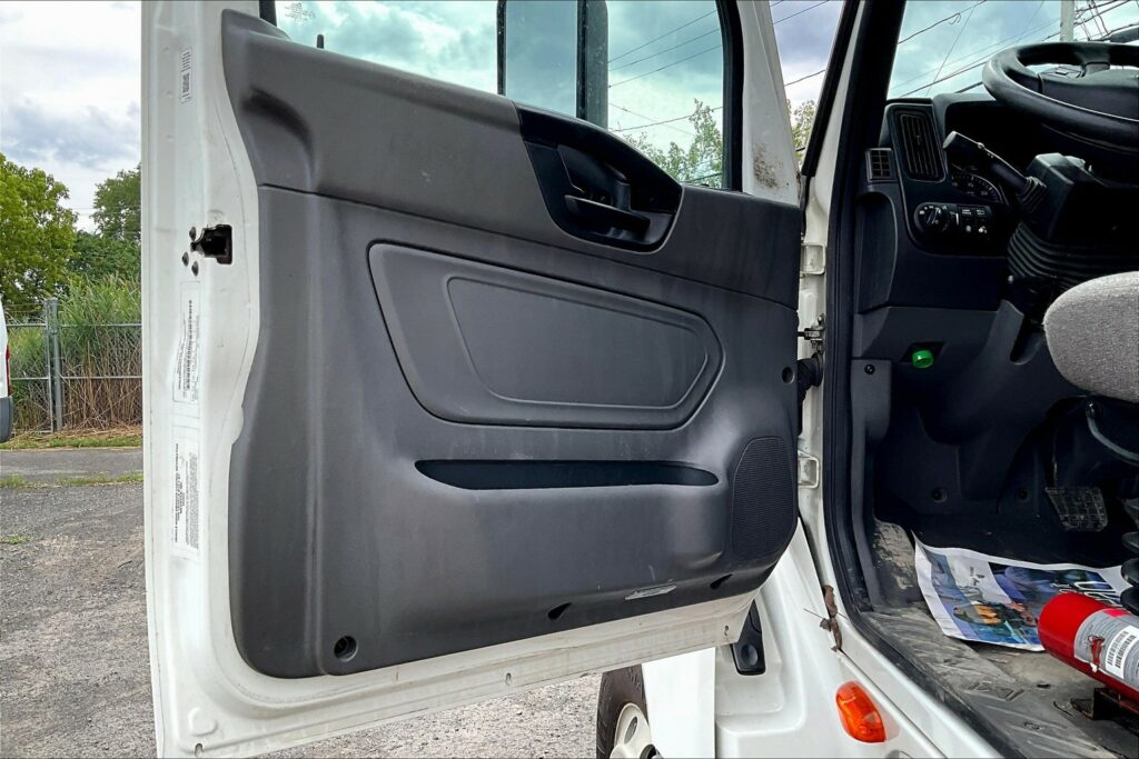 2023 CUM LT625 6X4 Sleeper