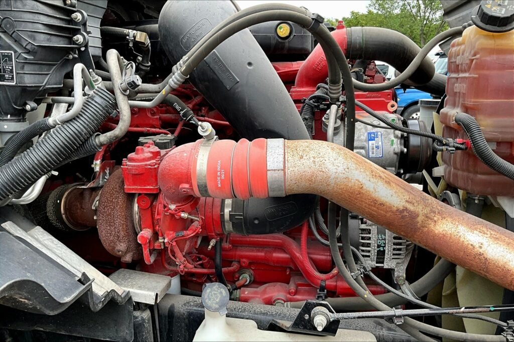 2023 CUM LT625 6X4 Sleeper