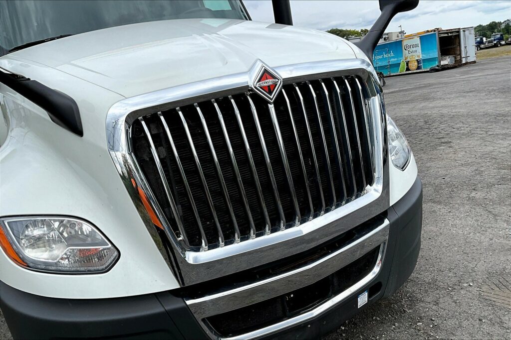 2023 CUM LT625 6X4 Sleeper