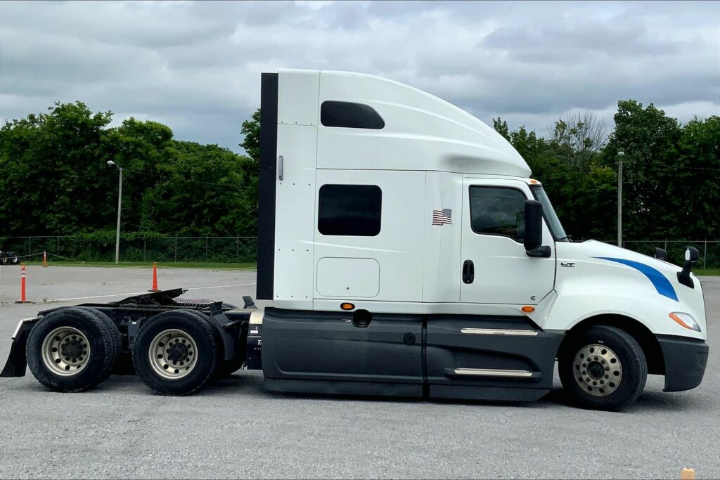 2021 CUM LT625 6×4 Sleeper