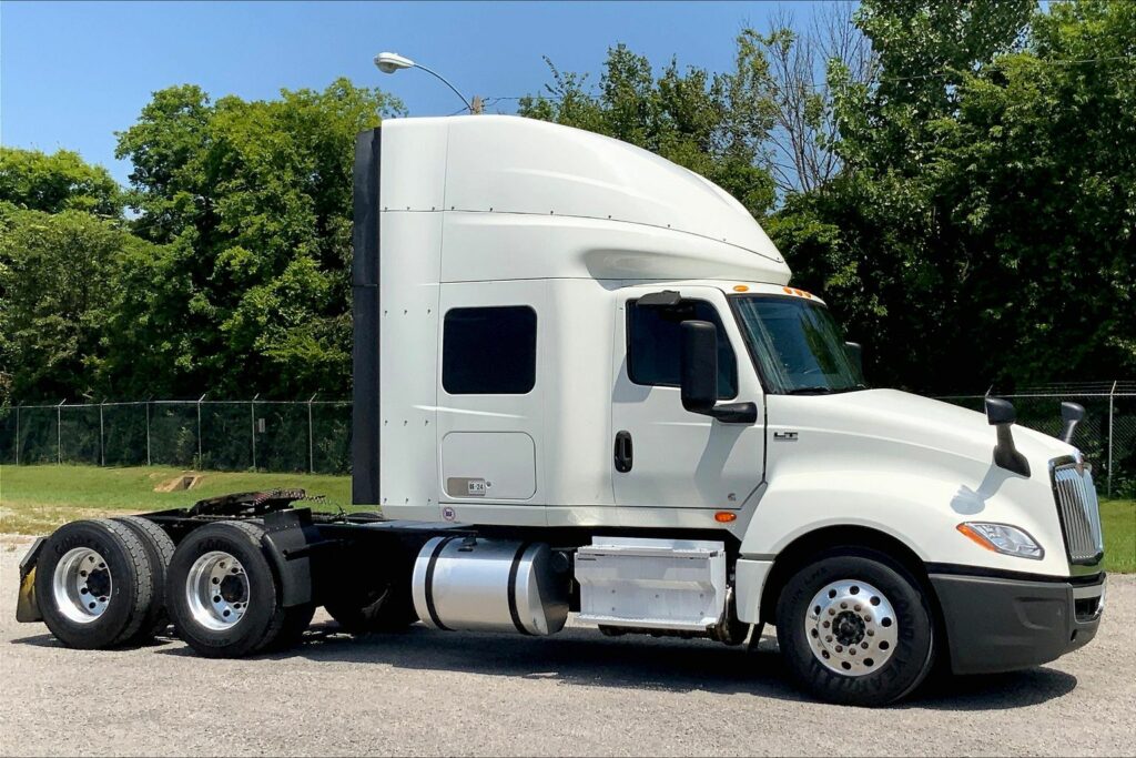 2022 CUM LT625 6×4 Sleeper
