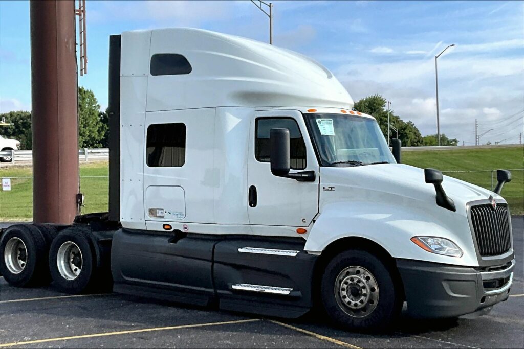 2022 CUM LT625 6×4 Sleeper