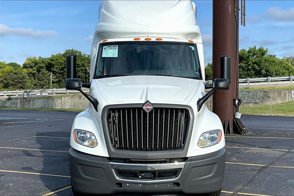 2022 CUM LT625 6×4 Sleeper