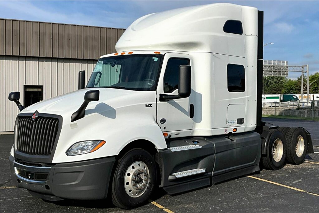 2022 CUM LT625 6×4 Sleeper