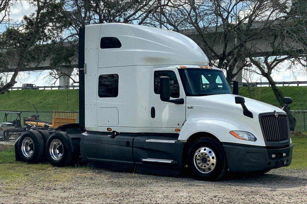 2021 CUM LT625 6×4 Sleeper