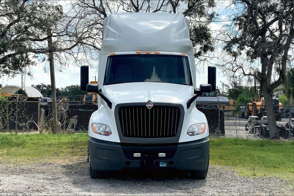 2021 CUM LT625 6×4 Sleeper