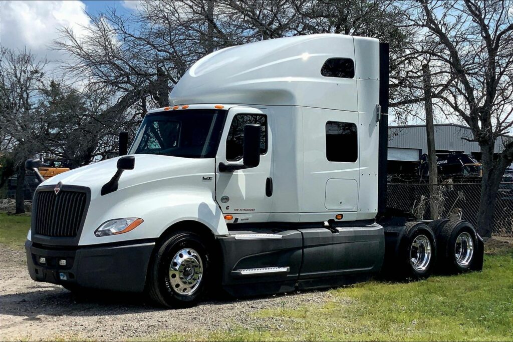 2021 CUM LT625 6×4 Sleeper