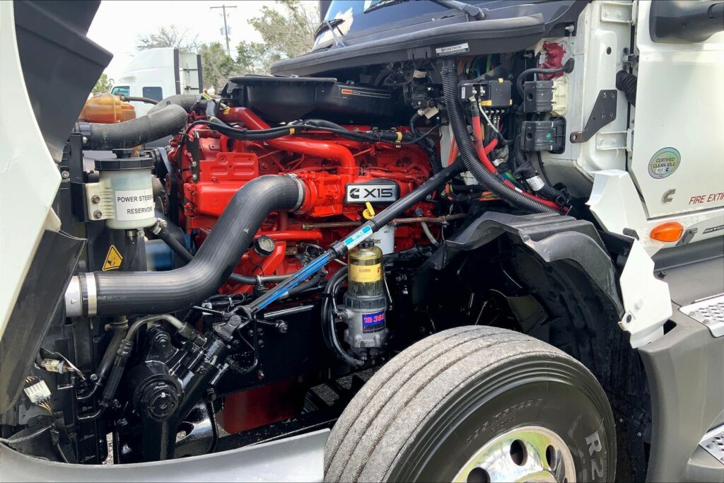 2021 CUM LT625 6×4 Sleeper