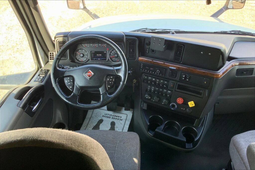 2021 CUM LT625 6×4 Sleeper