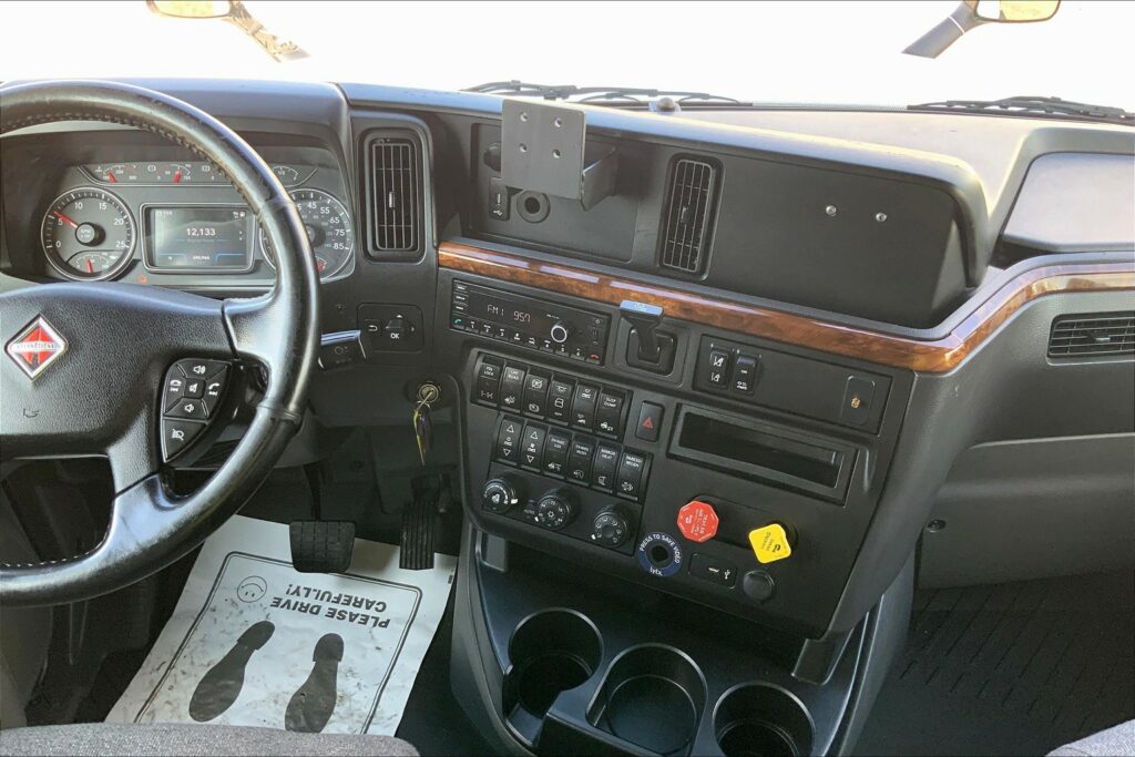 2021 CUM LT625 6×4 Sleeper