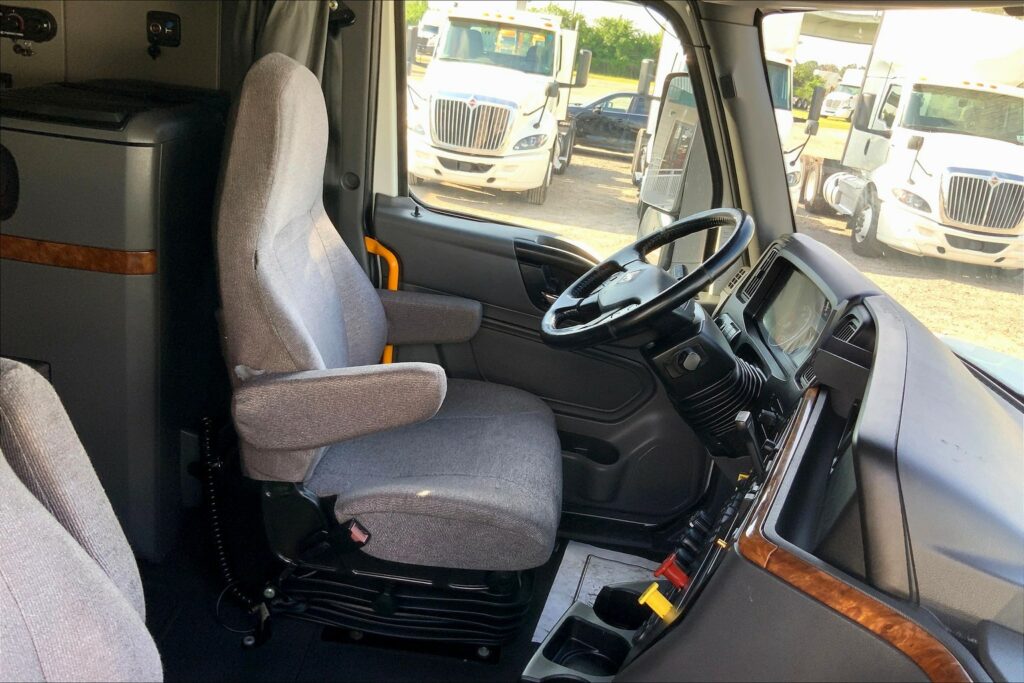 2021 CUM LT625 6×4 Sleeper