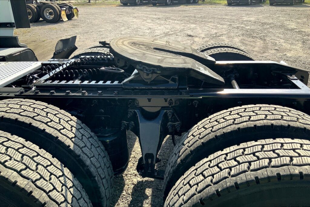 2021 CUM LT625 6×4 Sleeper