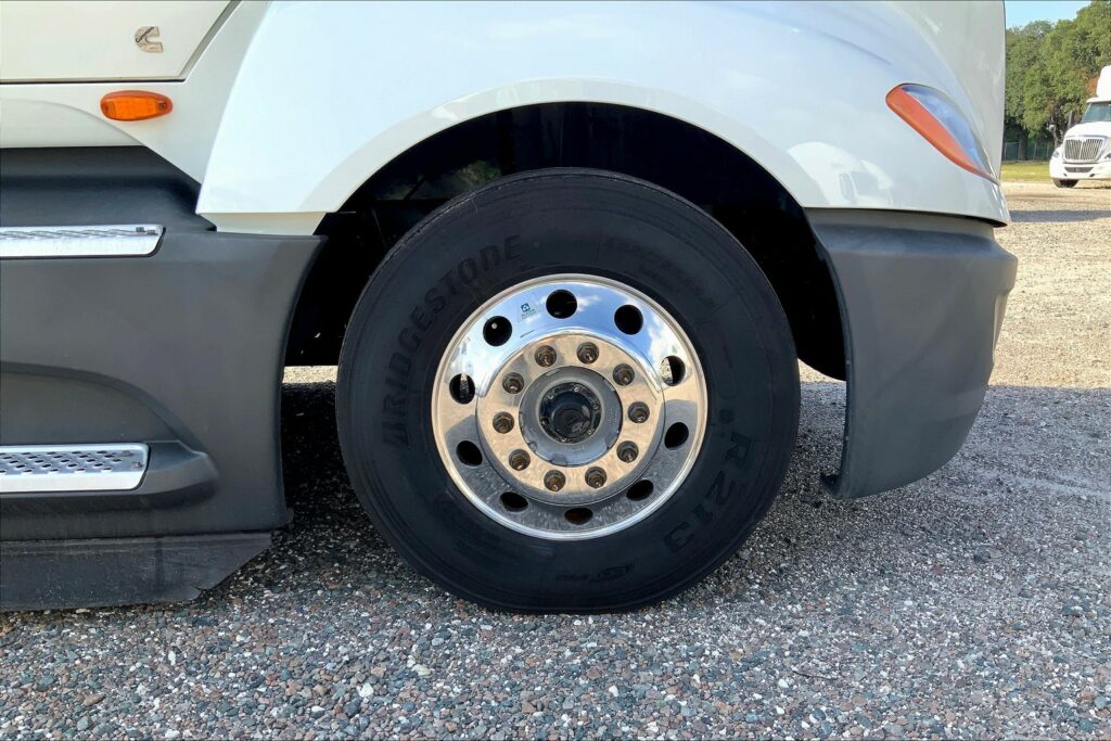 2021 CUM LT625 6×4 Sleeper